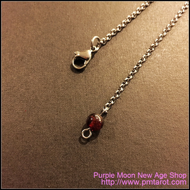 Garnet pendulum chain